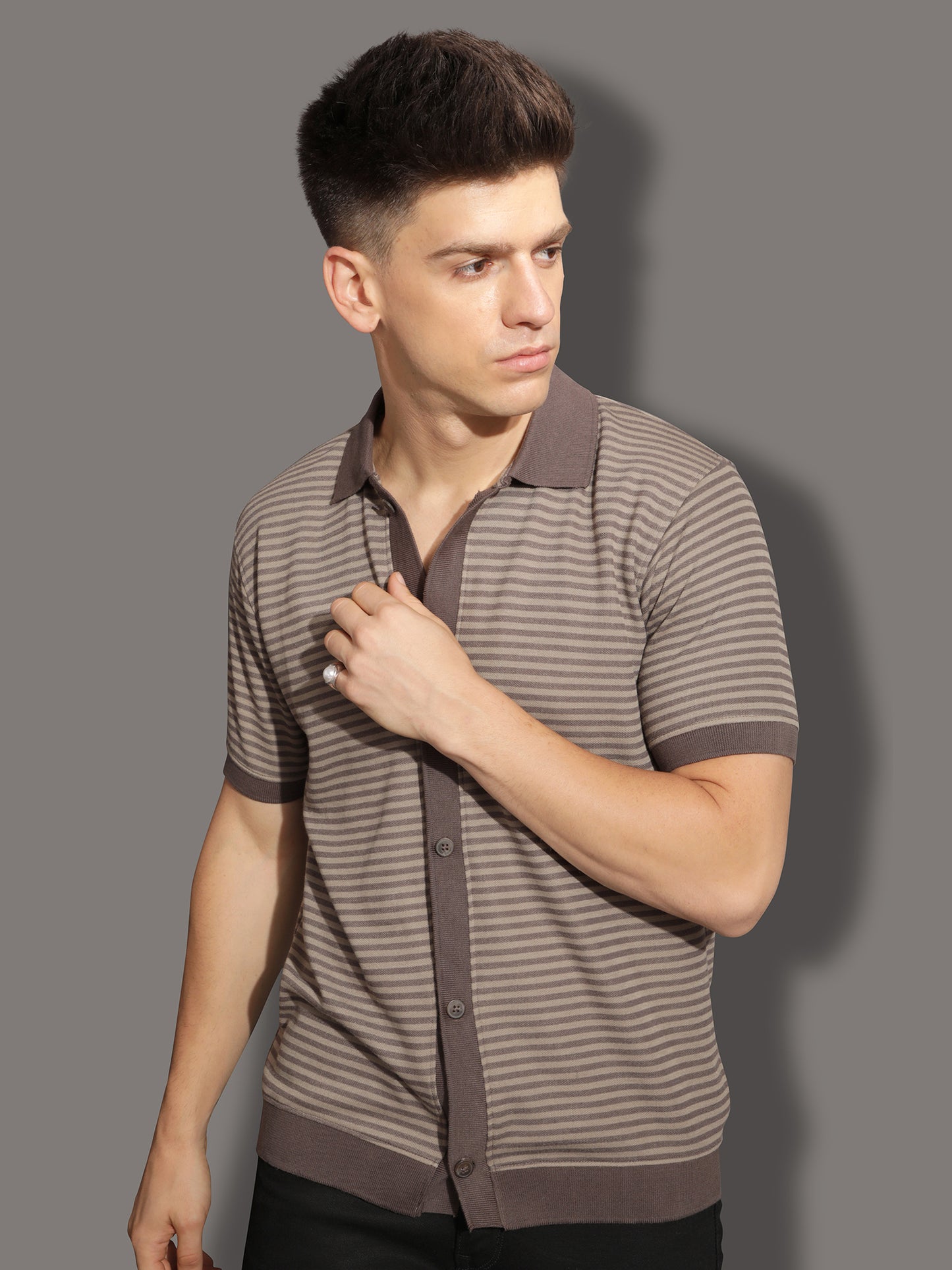 BROWN STRIPES KINTTED SHIRT